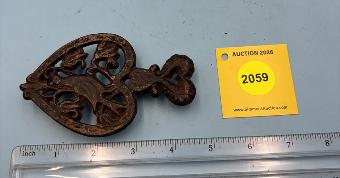 Unsigned Mini Distelfink 4 1/2'' x 3'' w/ three feet trivet. (1 of 2)