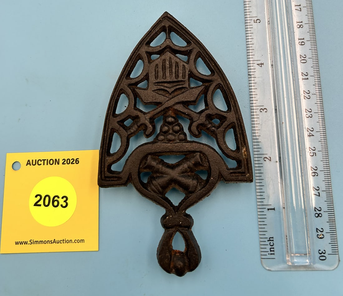 Wilton Mini Military 5 1/4'' x 3'' w/ three feet trivet. On reverse marked with Wilton (1 of 2)