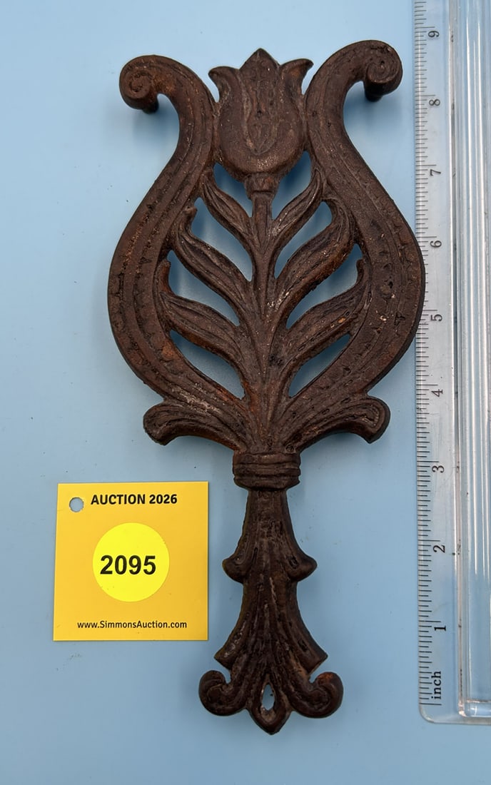 Wilton Dutch Tulip 8 1/2'' x 4'' w/ four feet trivet. On reverse marked with Wilton.: Wilton Dutch Tulip 8 1/2'' x 4'' w/ four feet trivet. On reverse marked with Wilton.