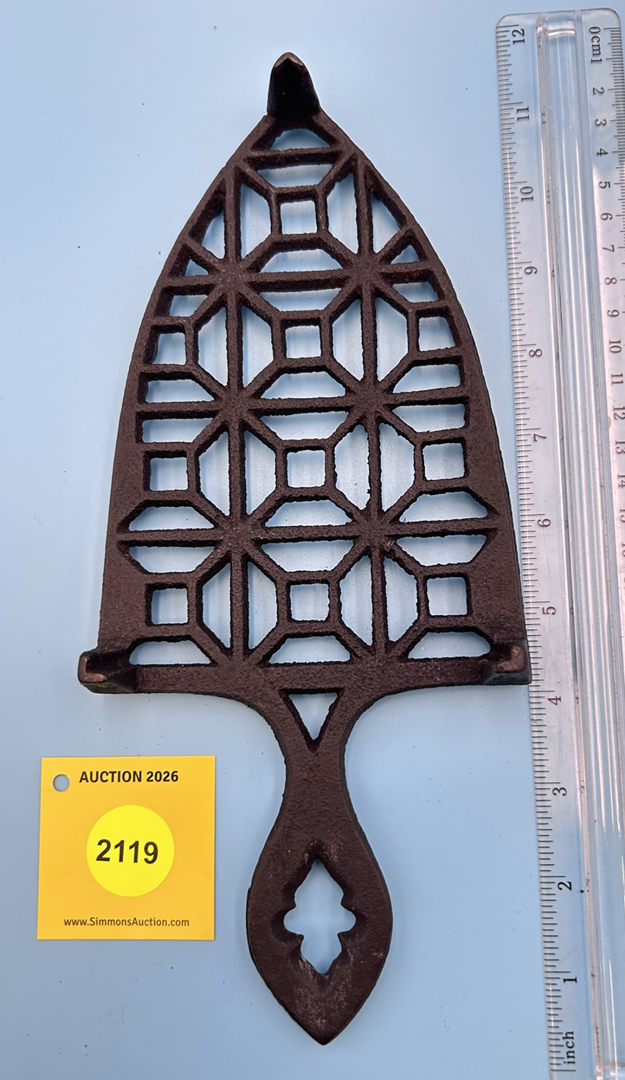 Unmarked Kenrick No. 4 style 10 3/4'' x 4 3/4'' w/ three feet trivet. Scalloped rim side iron guide - 2