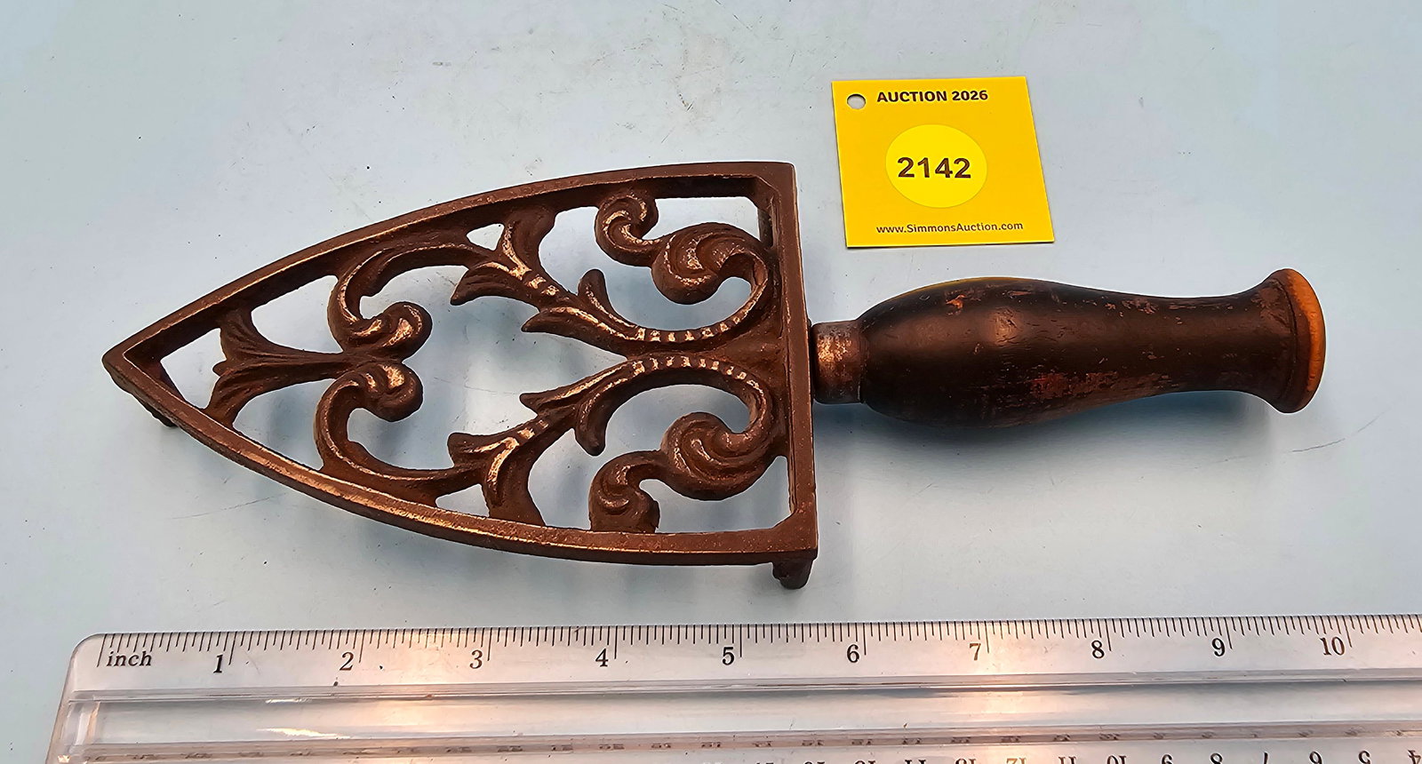 Spade trivet w/wood handle, 10 x 3 1/2 x 1 1/8": Spade trivet w/wood handle, 10 x 3 1/2 x 1 1/8"