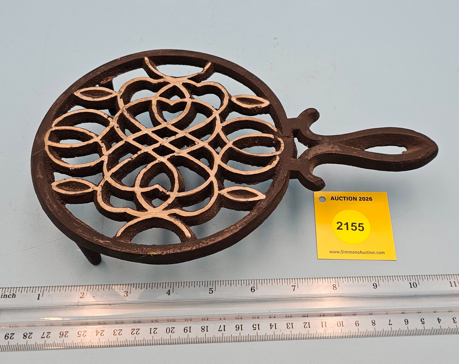 Round cast iron trivet w/handle 10 x 6 1/4 x 1 1/4": Round cast iron trivet w/handle 10 x 6 1/4 x 1 1/4"