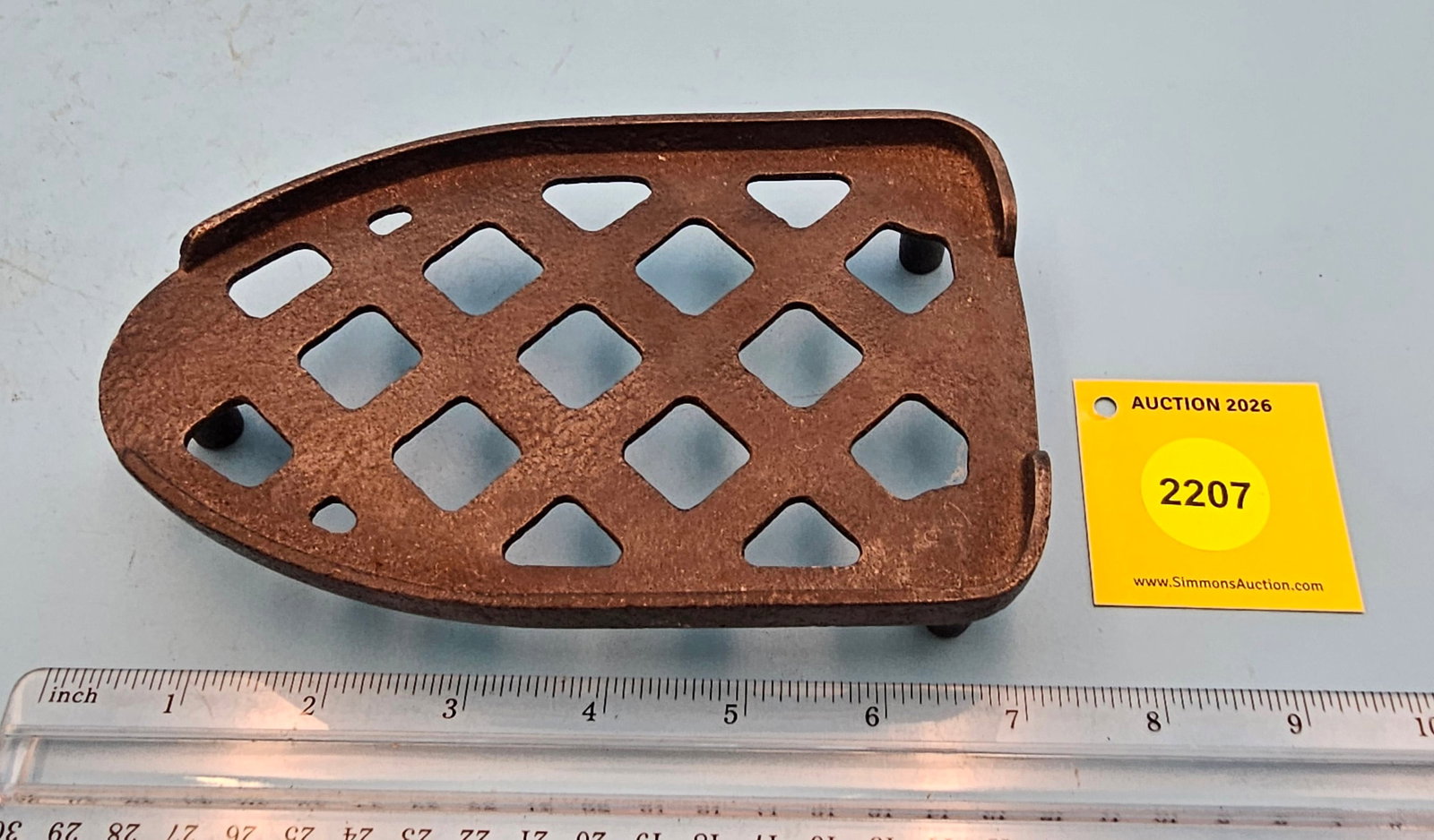 Cast iron trivet, 7 x 4 1/4 x 1 1/4": Cast iron trivet, 7 x 4 1/4 x 1 1/4"