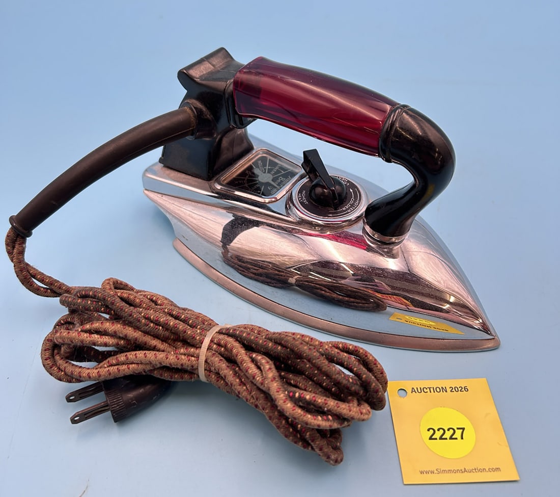 American Beauty, AM. Elect. Heater Co, Detroit, clear red handle grip, heat indicator, about 1950 L: American Beauty, AM. Elect. Heater Co, Detroit, clear red handle grip, heat indicator, about 1950 L 7 3/4"