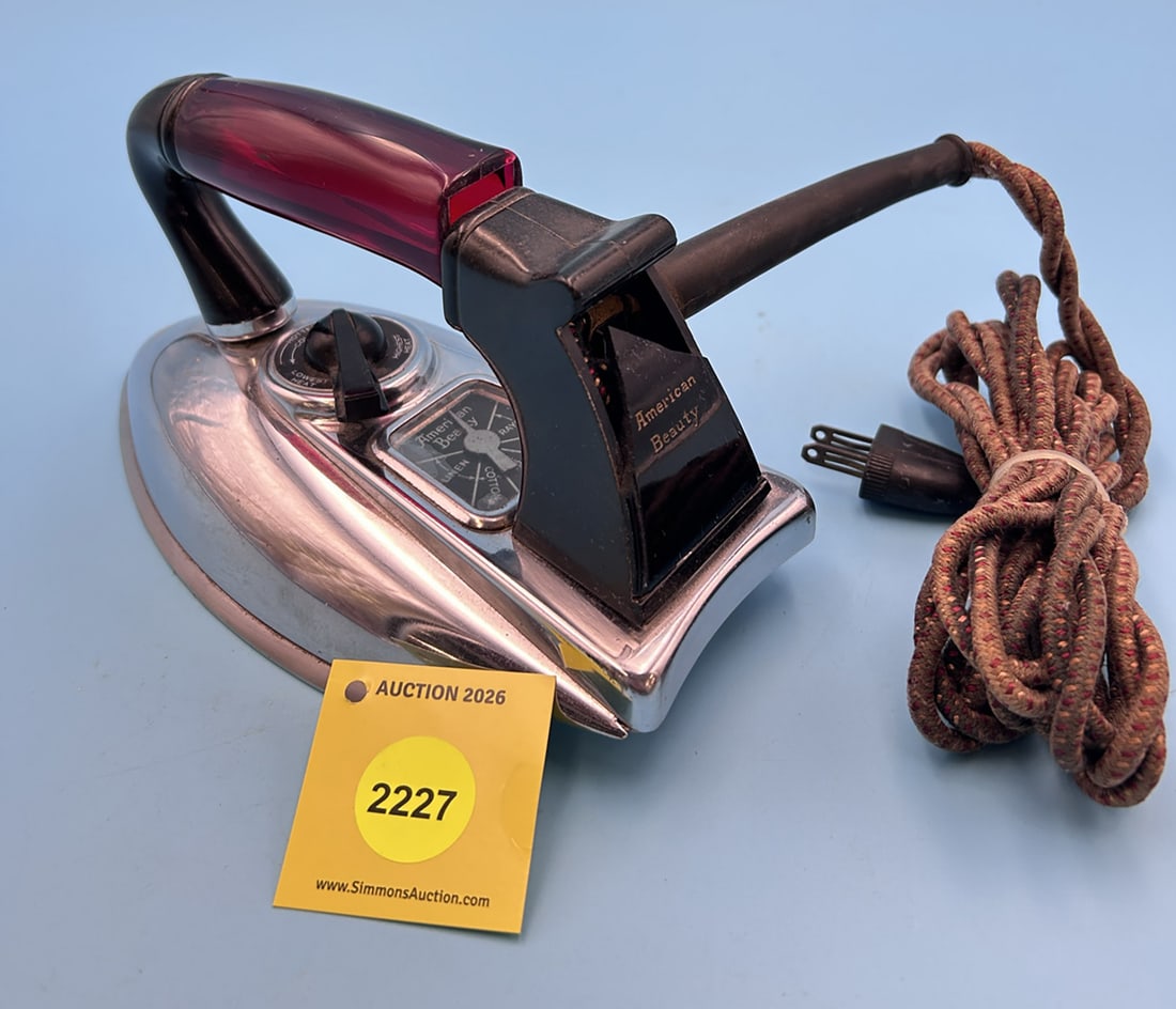American Beauty, AM. Elect. Heater Co, Detroit, clear red handle grip, heat indicator, about 1950 L - 3