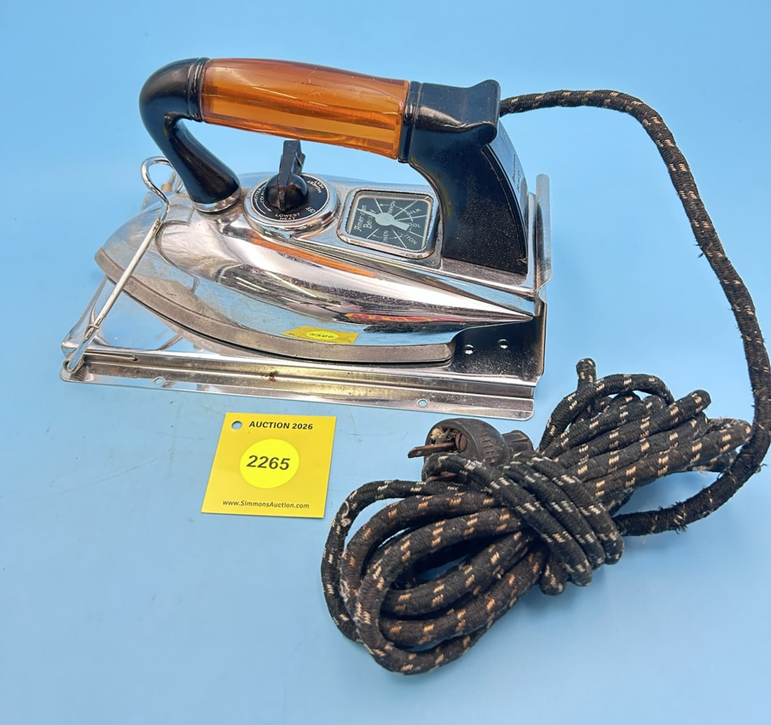 American Beauty, AM. Elect. Heater Co, Detroit, clear red handle grip, heat indicator, about 1950 L (1 of 5)