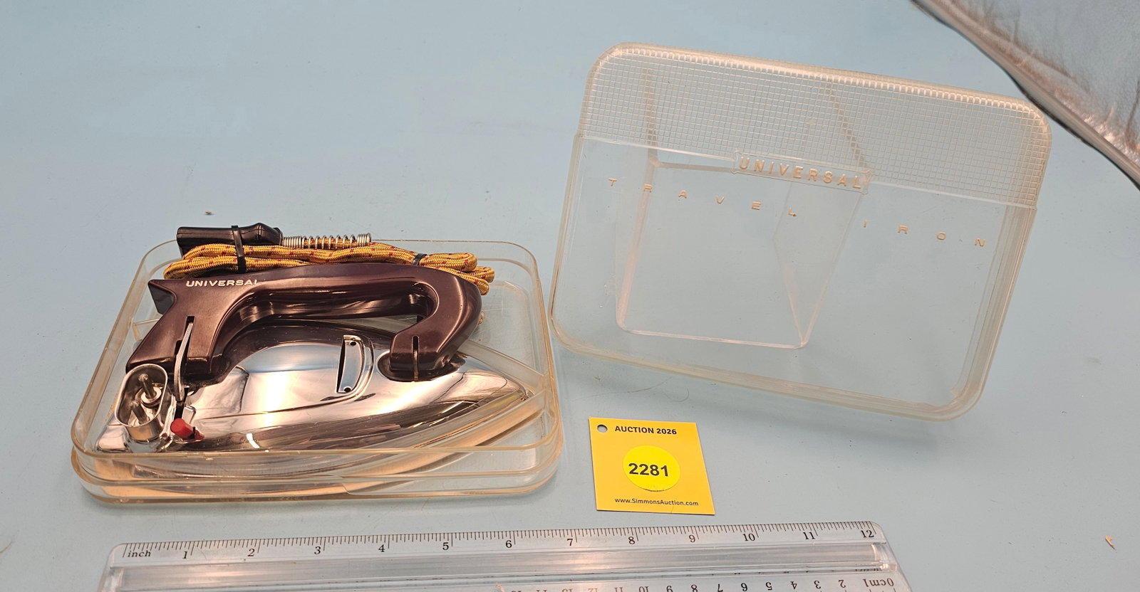 Universal Travel Iron-EA1630, Landers, Frary & Clark New Britain, Connecticut w/plastic travel case (1 of 6)