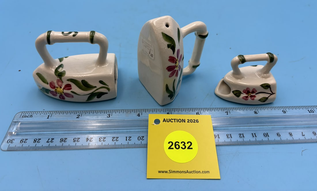 Set of 3 mathcing ceramic salt and peper shaker, and tooth pick holder: Set of 3 mathcing ceramic salt and peper shaker, and tooth pick holder