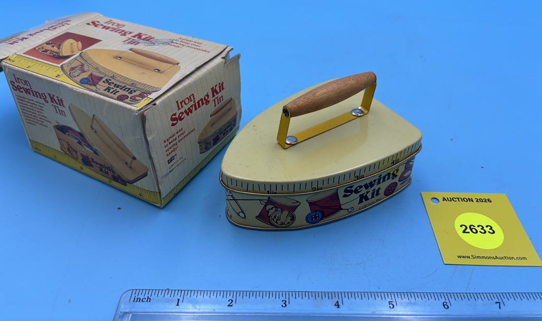 Iron sewing kit, in orginal box . Complete with sewing asserorites - 2