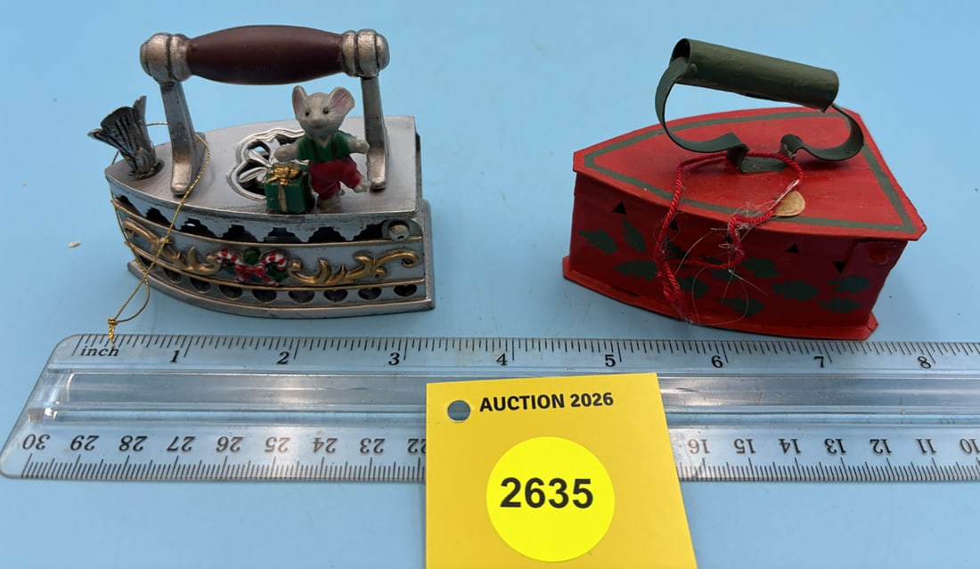 Lot of 2 iron chirstmas ordaments: Lot of 2 iron chirstmas ordaments