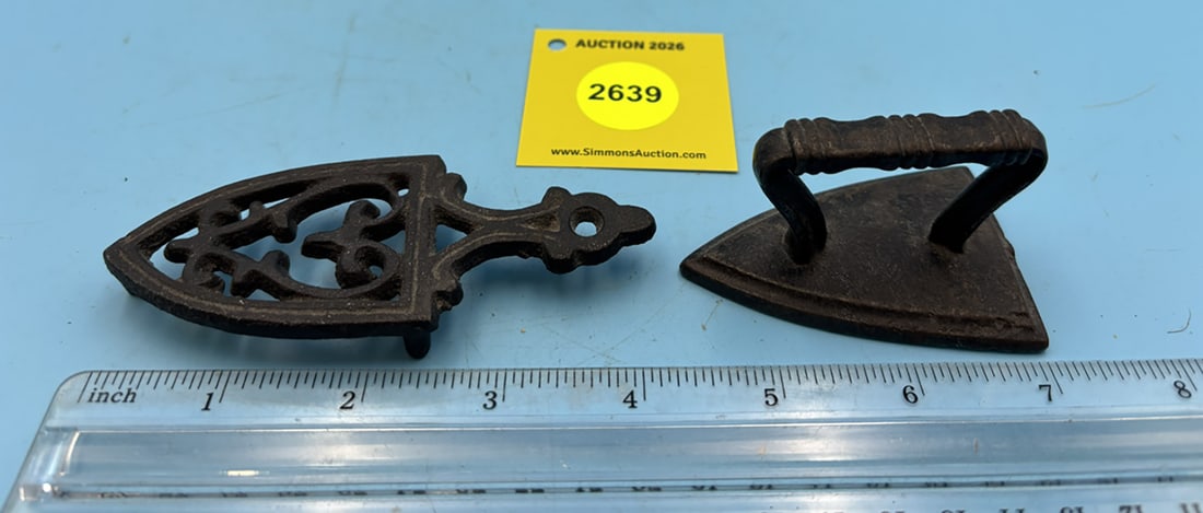 cross rib L 2 3/4'' iron with spade trivet (1 of 2)