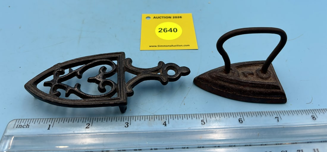 Wire handle about 1900's L 2 3/4'' with spade trivet iron: Wire handle about 1900's L 2 3/4'' with spade trivet iron