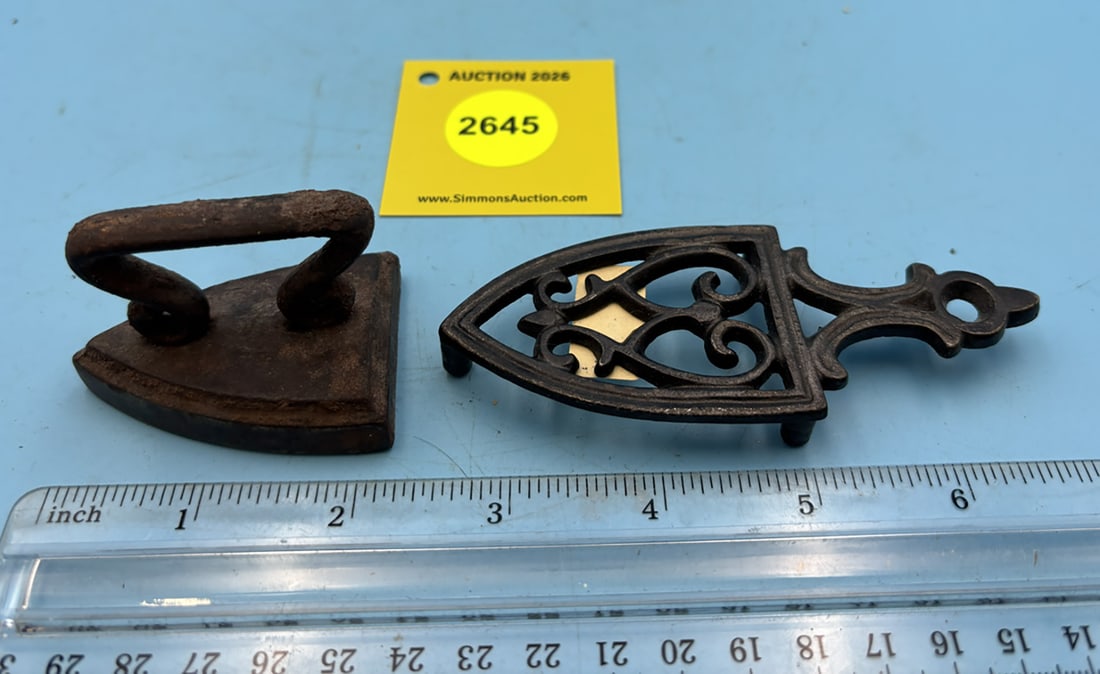 Cast, curl handle, L 2 1/4" w/spade trivet: Cast, curl handle, L 2 1/4" w/spade trivet