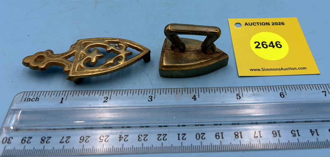 Brass, curl handle L 1 5/8" w/spade trivet: Brass, curl handle L 1 5/8" w/spade trivet