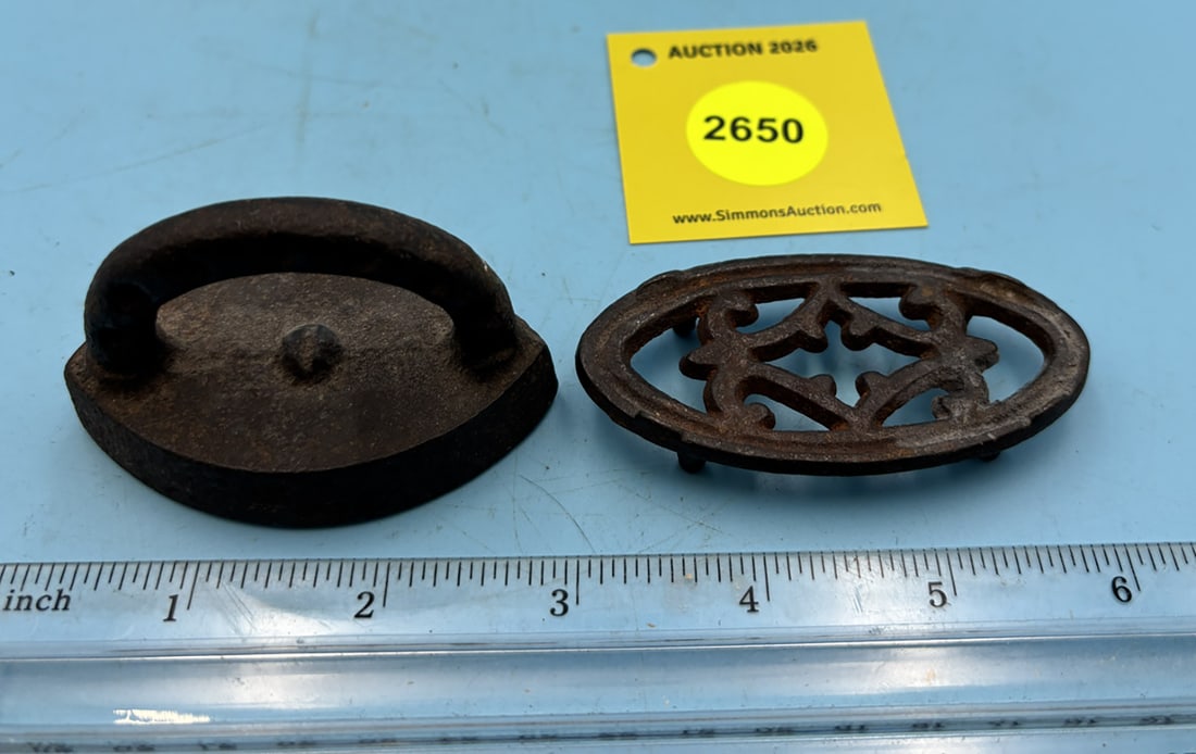 Cast, L 2 3/4" w/oval trivet: Cast, L 2 3/4" w/oval trivet