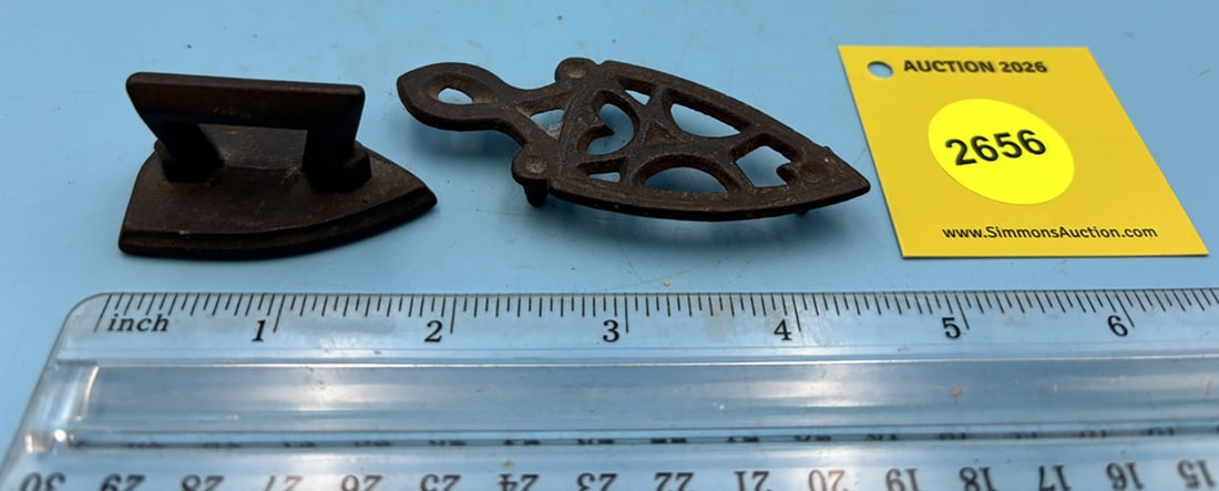 Cast, L 2" w/spade trivet: Cast, L 2" w/spade trivet