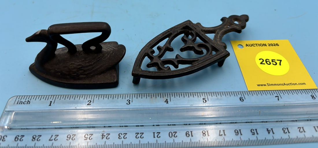 Cast Swan, L 2 1/8" w/spade trivet: Cast Swan, L 2 1/8" w/spade trivet