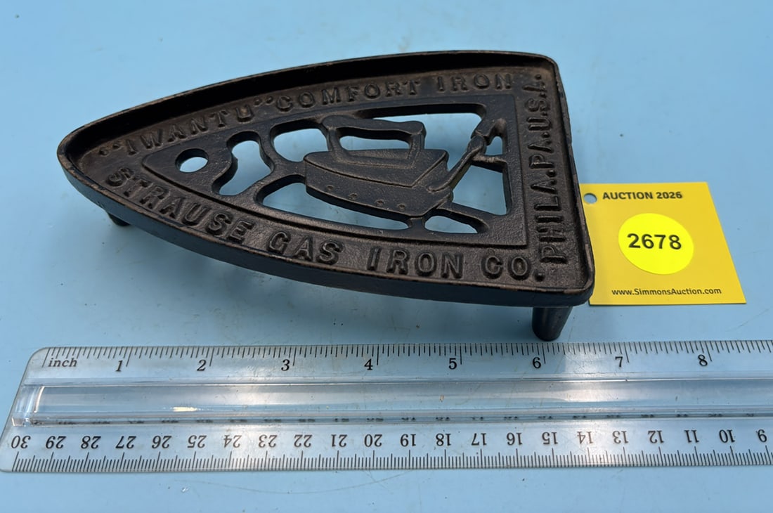 " I want u" trivet w/ three legs: " I want u" trivet w/ three legs