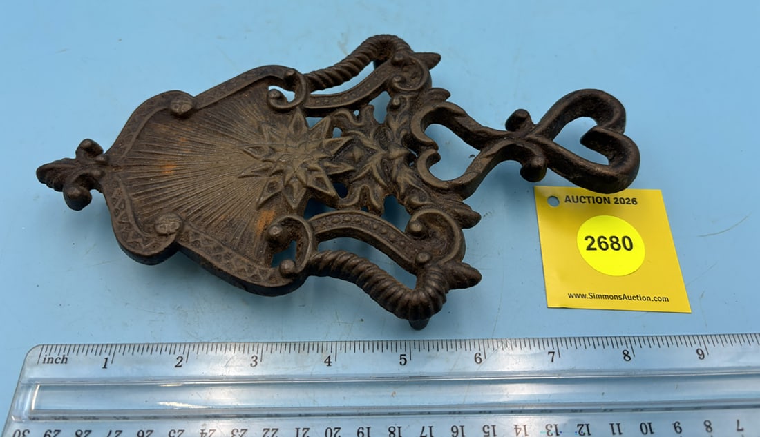 " Sunburts / Order of Cincinnati" trivet w/ handle and three legs: " Sunburts / Order of Cincinnati" trivet w/ handle and three legs