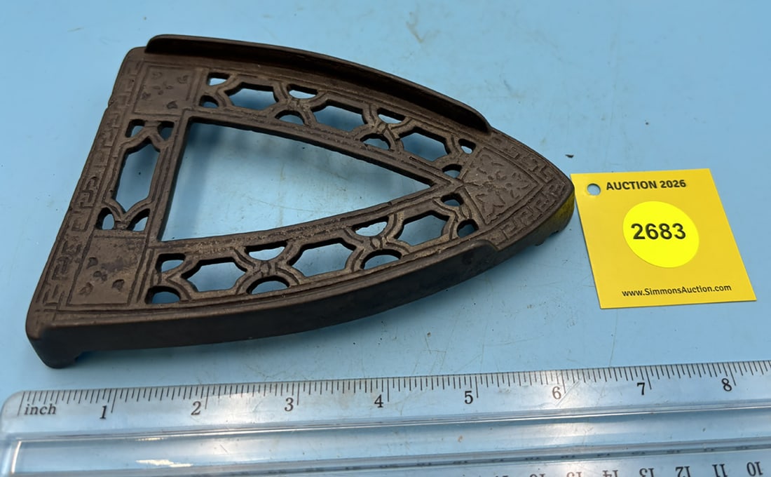 Unmakred Decorative trivet w/ three legs: Unmakred Decorative trivet w/ three legs