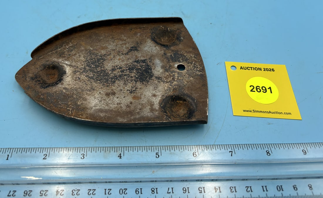 Light weight pressed metal trivet w/ three circular feet (1 of 2)
