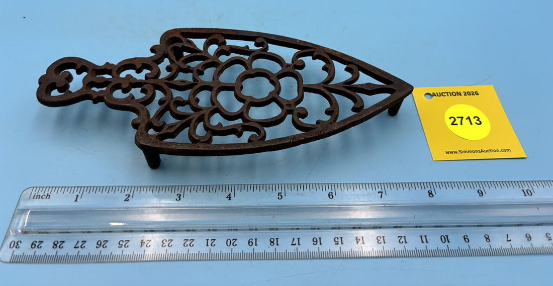 Lacy trivet w/ handle and three feet: Lacy trivet w/ handle and three feet