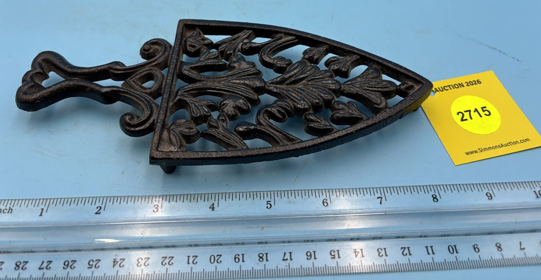 Floral pattern trivet w/ handle and three feet: Floral pattern trivet w/ handle and three feet