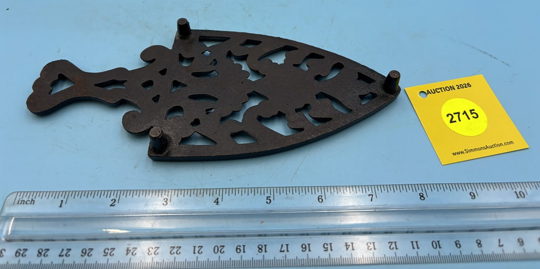 Floral pattern trivet w/ handle and three feet - 2