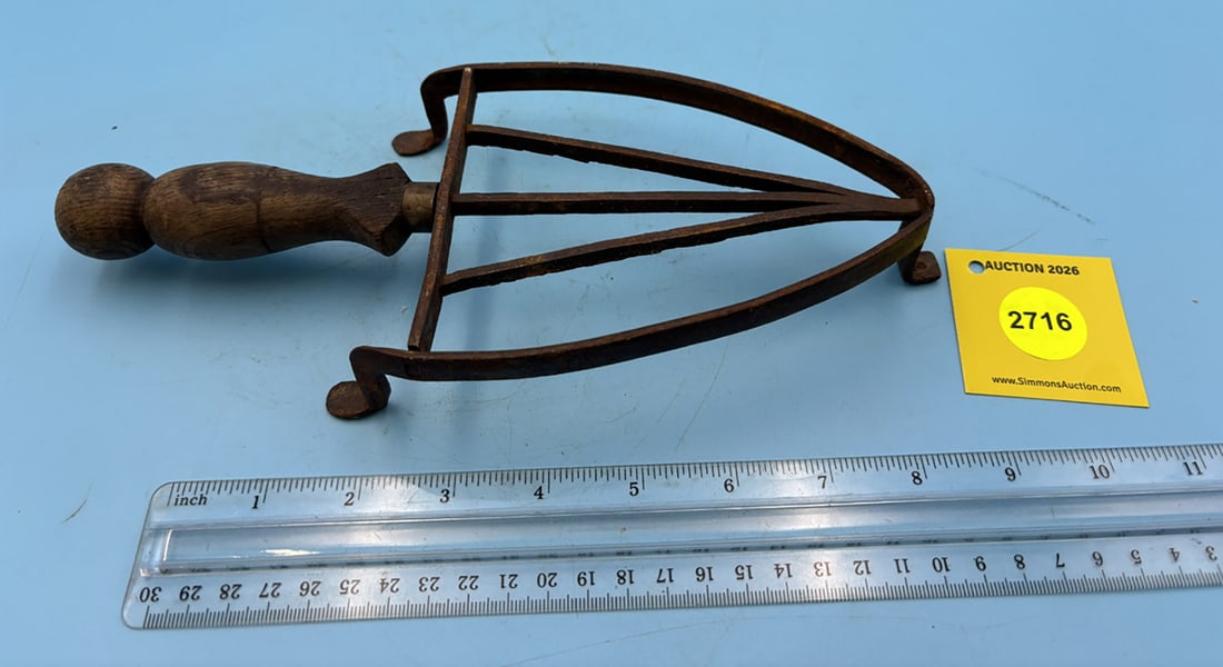 Triangler trivet w/ handle and three feet - hand forged: Triangler trivet w/ handle and three feet - hand forged