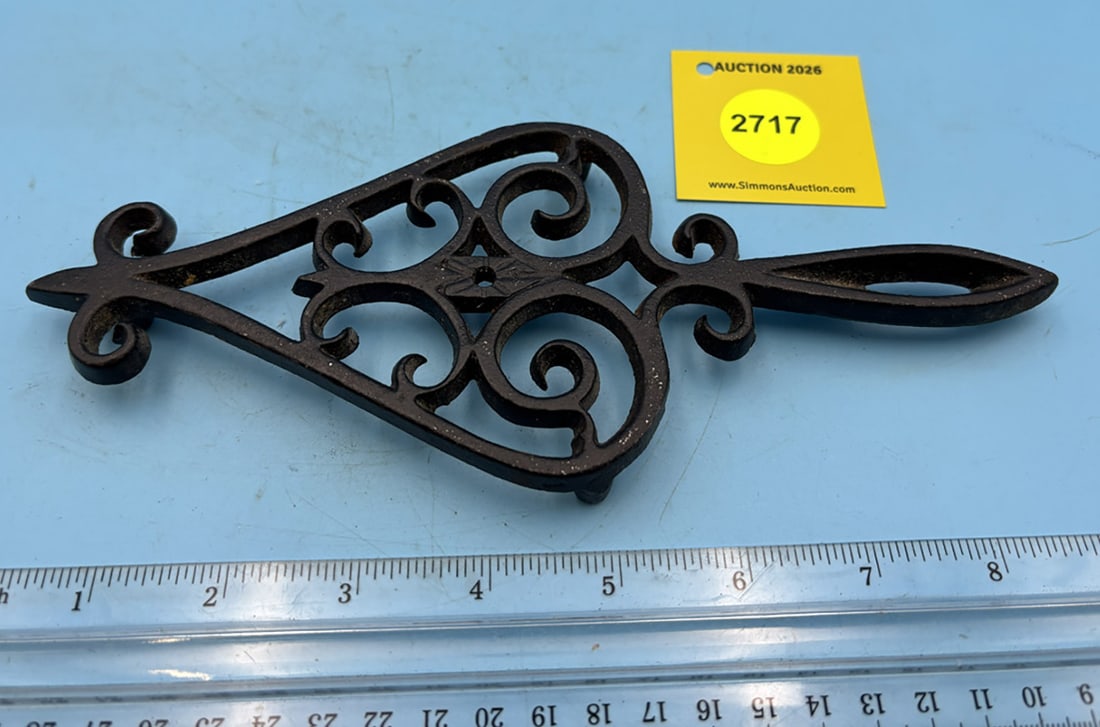 Teardrop trivet JZH 1952 w/ handle and three feet (1 of 2)