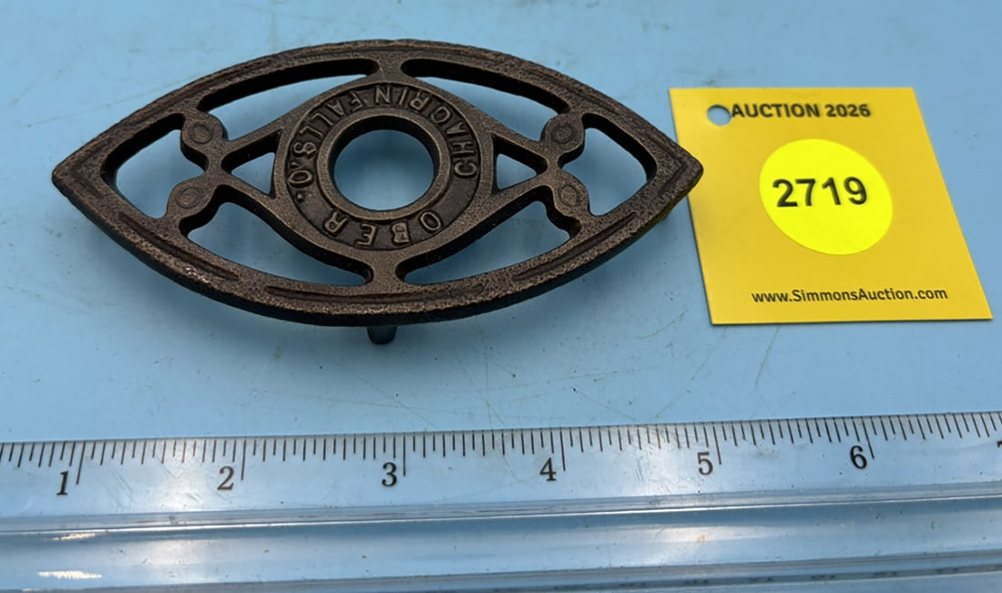 Double point Ober trivet, Chargrin Falls, OH w/ four feet: Double point Ober trivet, Chargrin Falls, OH w/ four feet
