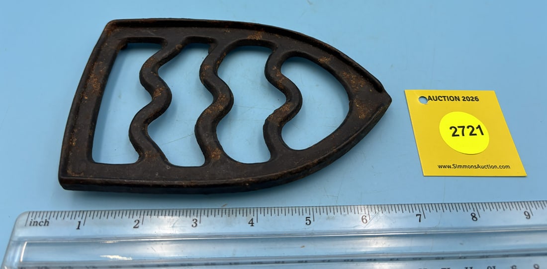 Ocean waves trivet w/ three feet (1 of 2)