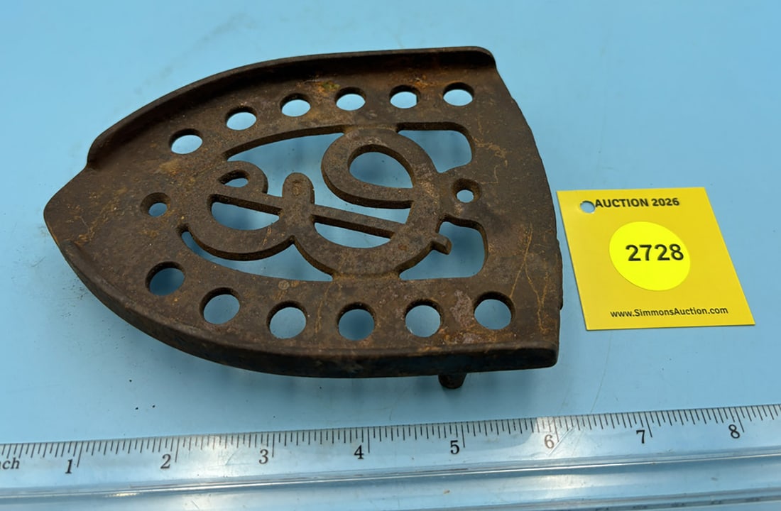 "E with holes", Enterprise MFG. Co Philadelphia PA trivet w/ three feet (1 of 2)