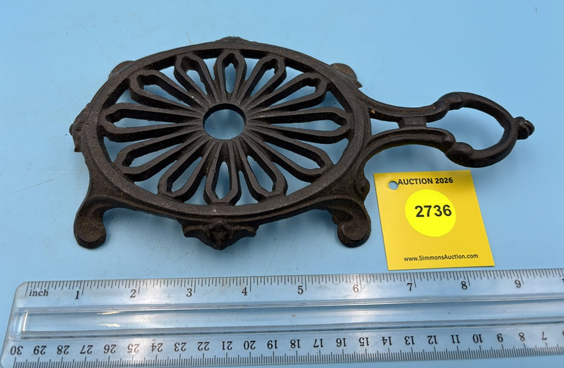Oval trivet w/ handle and pad feet: Oval trivet w/ handle and pad feet