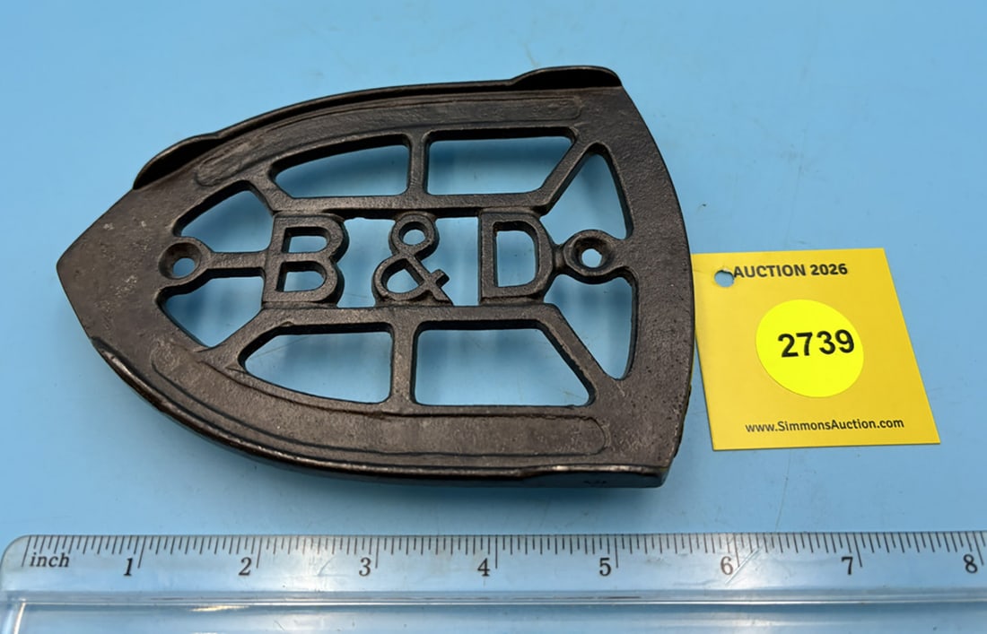 B & D trivet w/ guard rails and three feet (1 of 2)