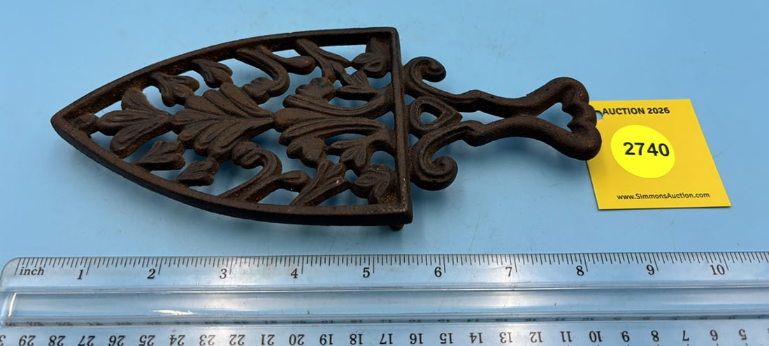 Leaf pattern trivet w/ handle and three feet: Leaf pattern trivet w/ handle and three feet
