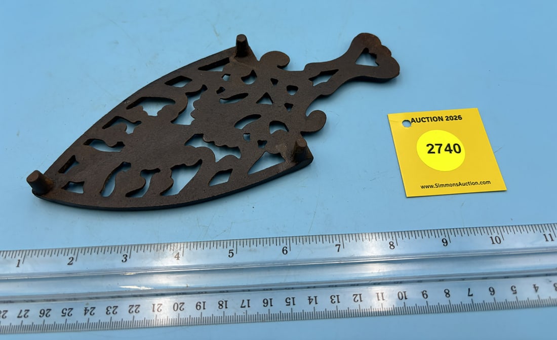 Leaf pattern trivet w/ handle and three feet - 2