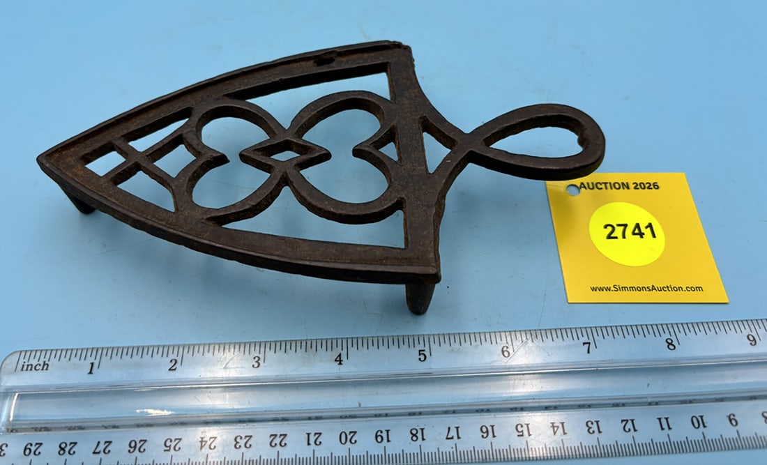 2 hearts trivet w/ handle and three feet: 2 hearts trivet w/ handle and three feet