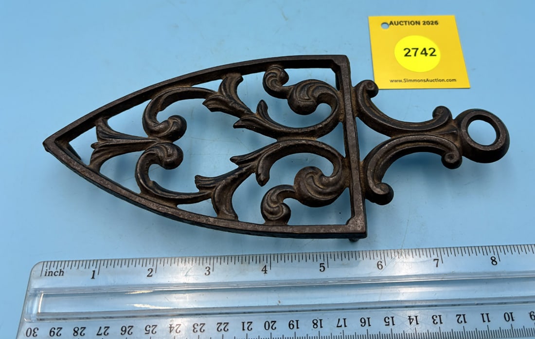 Leaf pattern trivet w/ handle and three feet: Leaf pattern trivet w/ handle and three feet