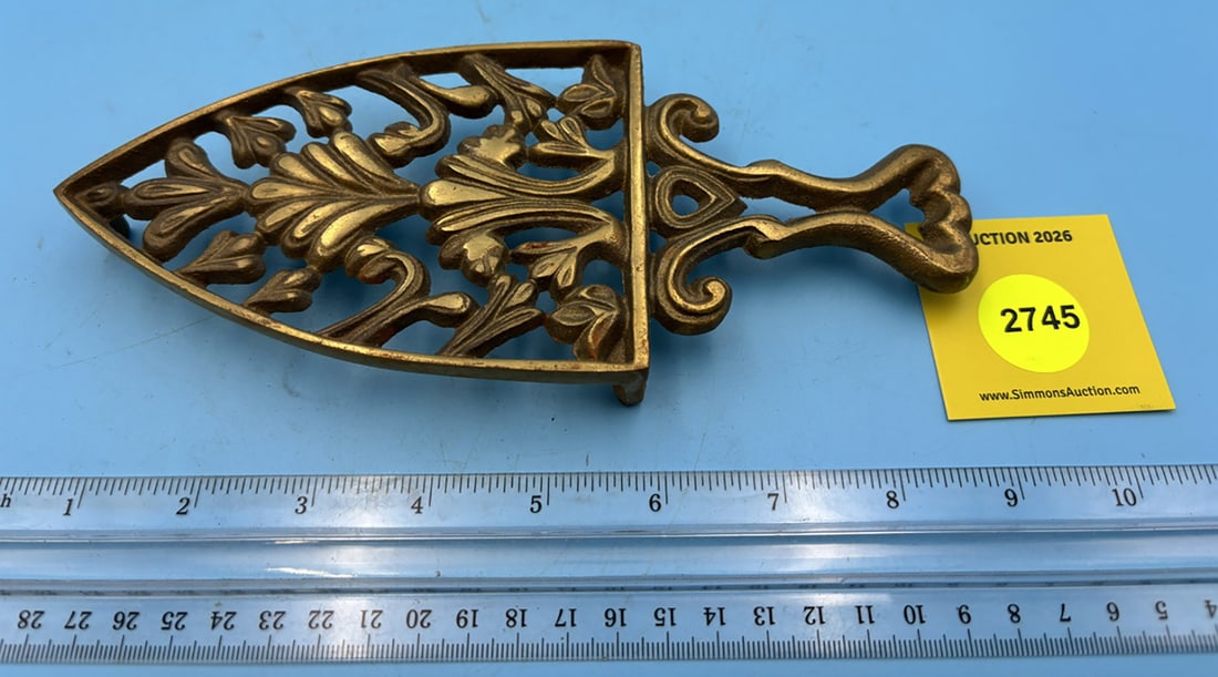 Wilton Brass flowers and leaves trivet w/ handle and three feet: Wilton Brass flowers and leaves trivet w/ handle and three feet