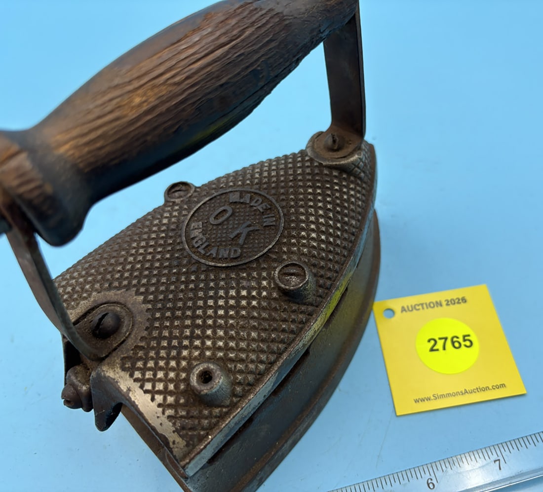 OK natural gas iron, England, cross hatch pattern on top, "guts" missing - 4