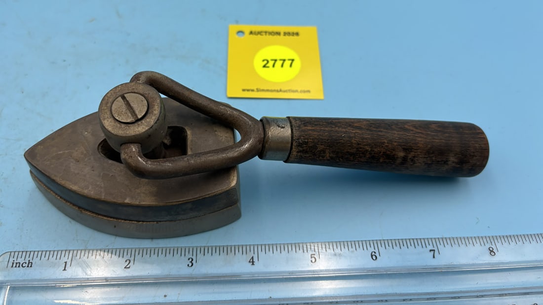 Sleeve iron, wooden handle, PAT applied for: Sleeve iron, wooden handle, PAT applied for