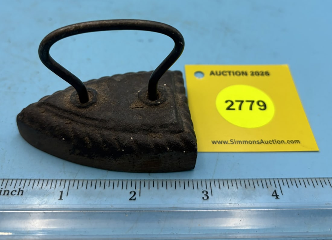 Childs iron-flat back wire handle (1 of 2)