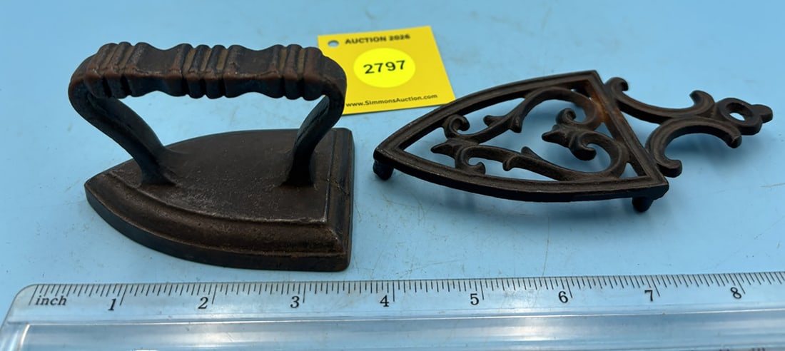 small flat iron w/ribbed hand grip w/trivet: small flat iron w/ribbed hand grip w/trivet