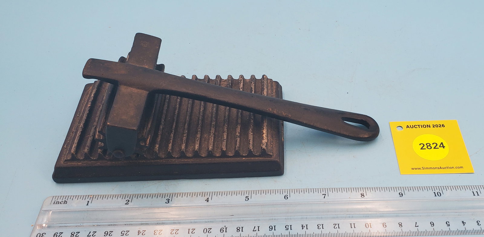 Unmarked hand fluter, corrugated roller on handle/lifter (1 of 3)