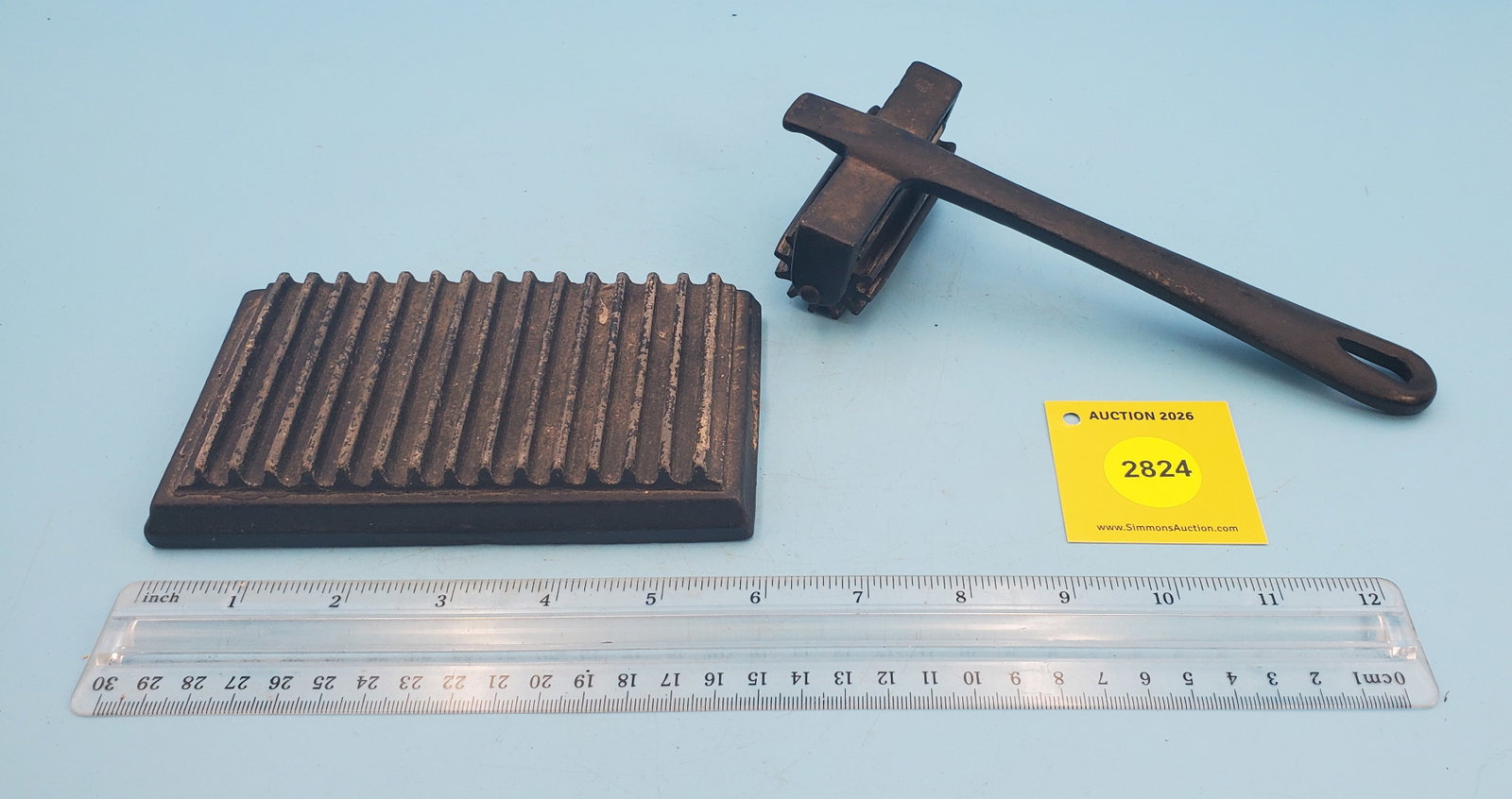 Unmarked hand fluter, corrugated roller on handle/lifter - 2