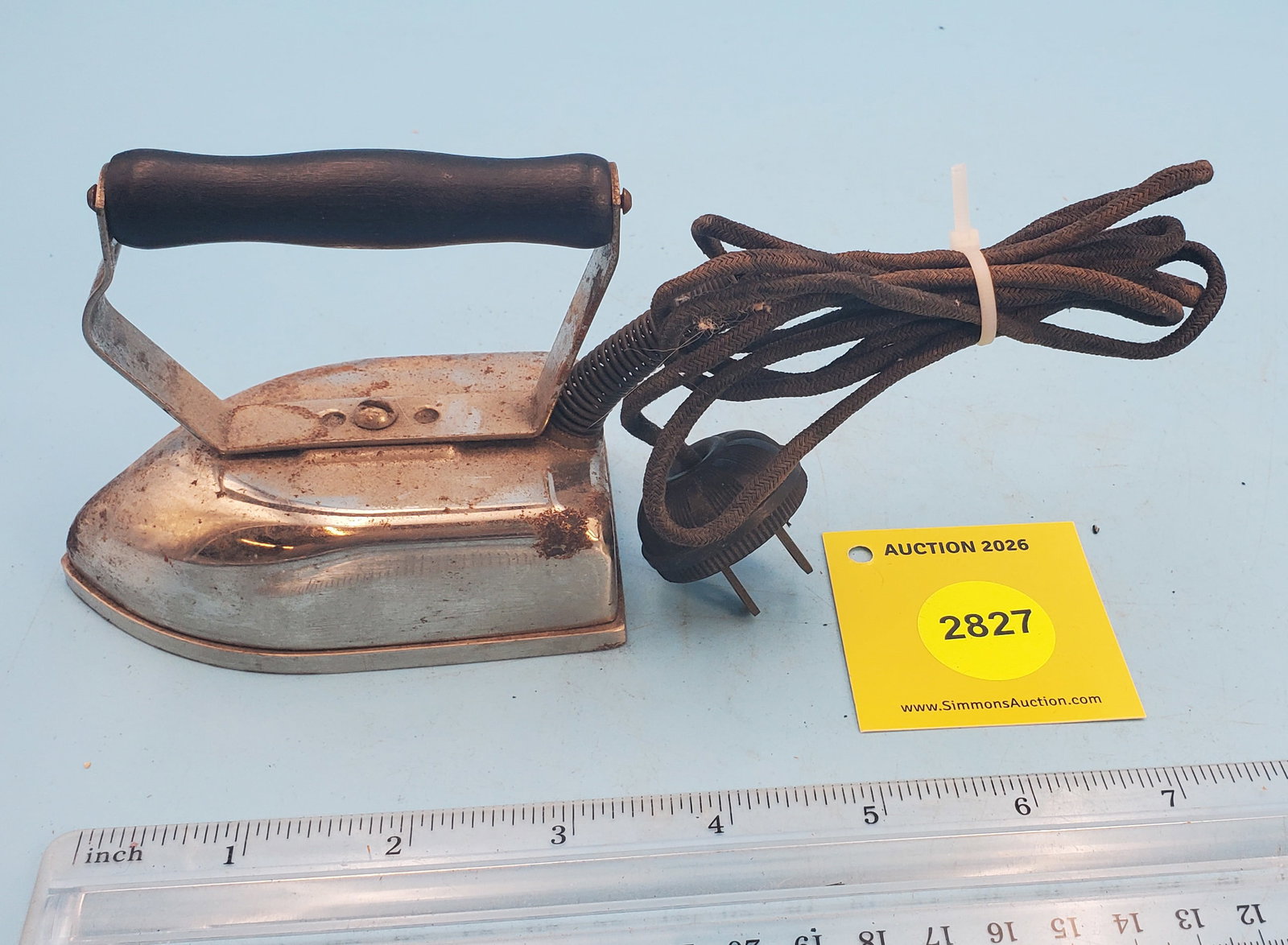 Small electric iron w/black handle: Small electric iron w/black handle