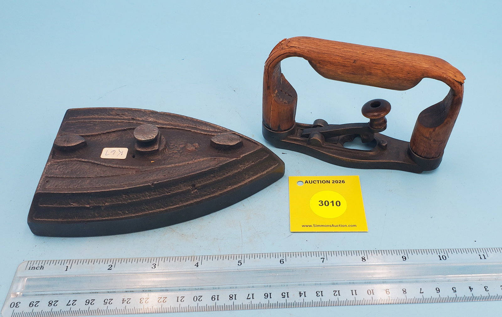 Iron w/no markings, unusual handle and locking mechanism - 2