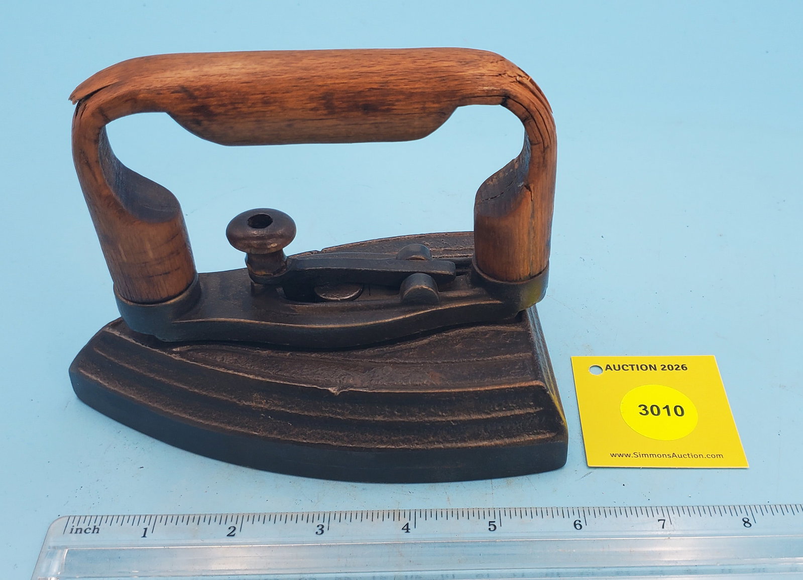 Iron w/no markings, unusual handle and locking mechanism - 3