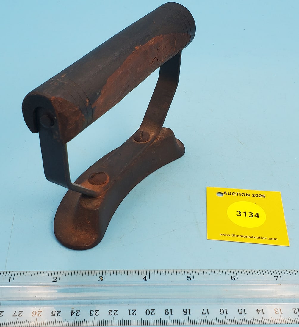 Hat iron, black wood grip, smooth bottom, curved edge: Hat iron, black wood grip, smooth bottom, curved edge